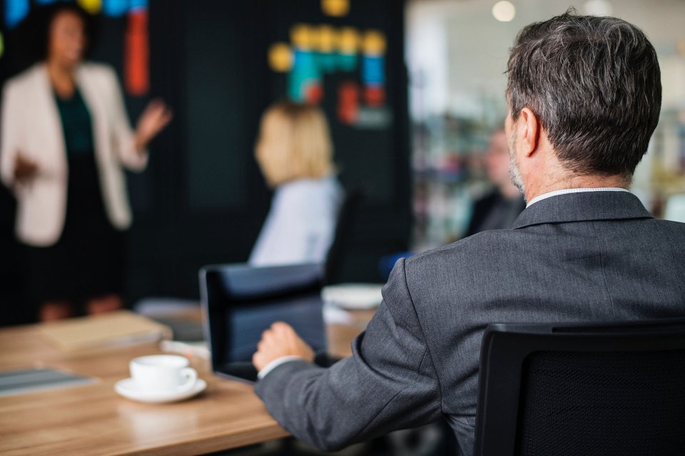 Letselschadeprofessional in gesprek op kantoor