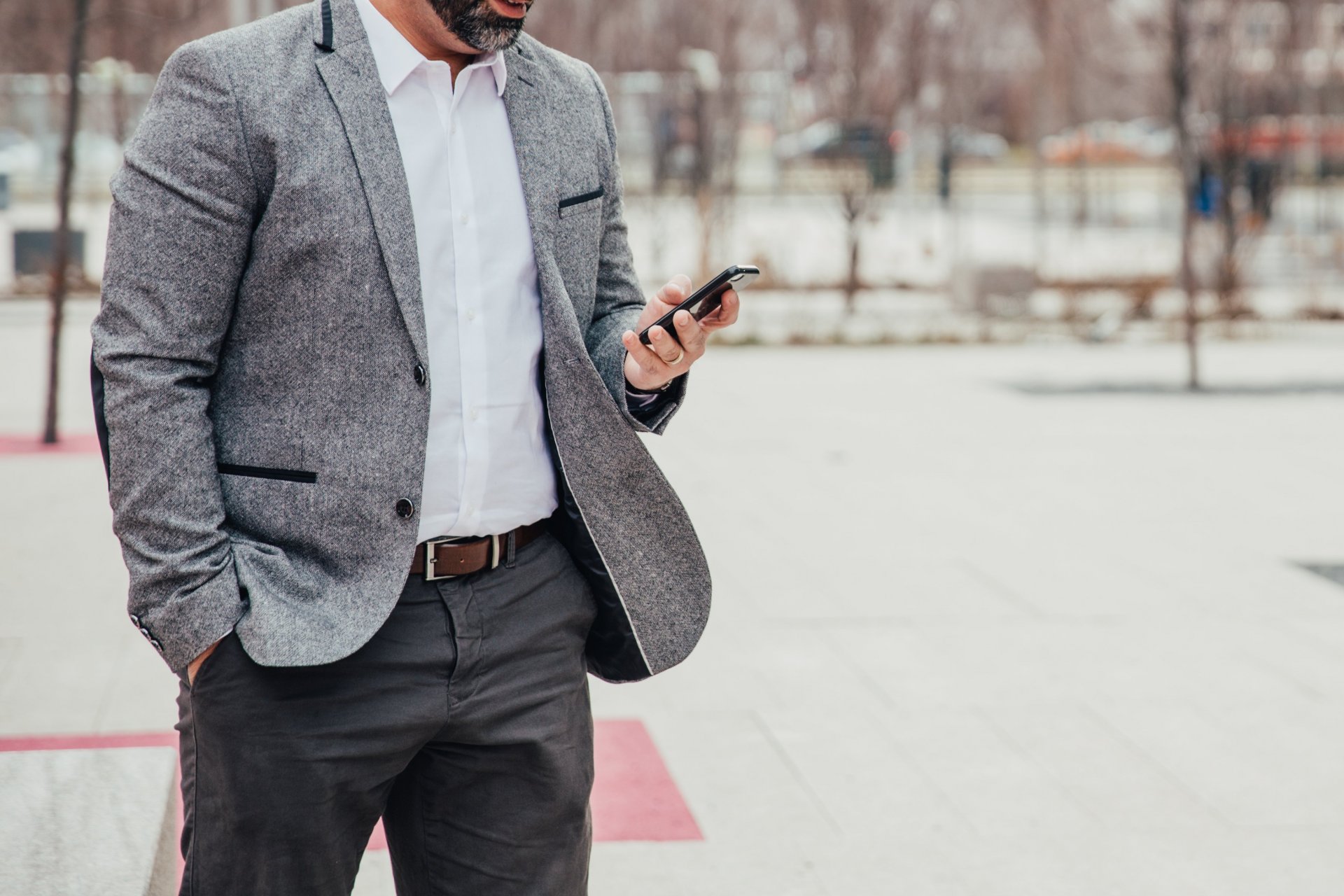 Letselschadeprofessional bekijkt zijn telefoon
