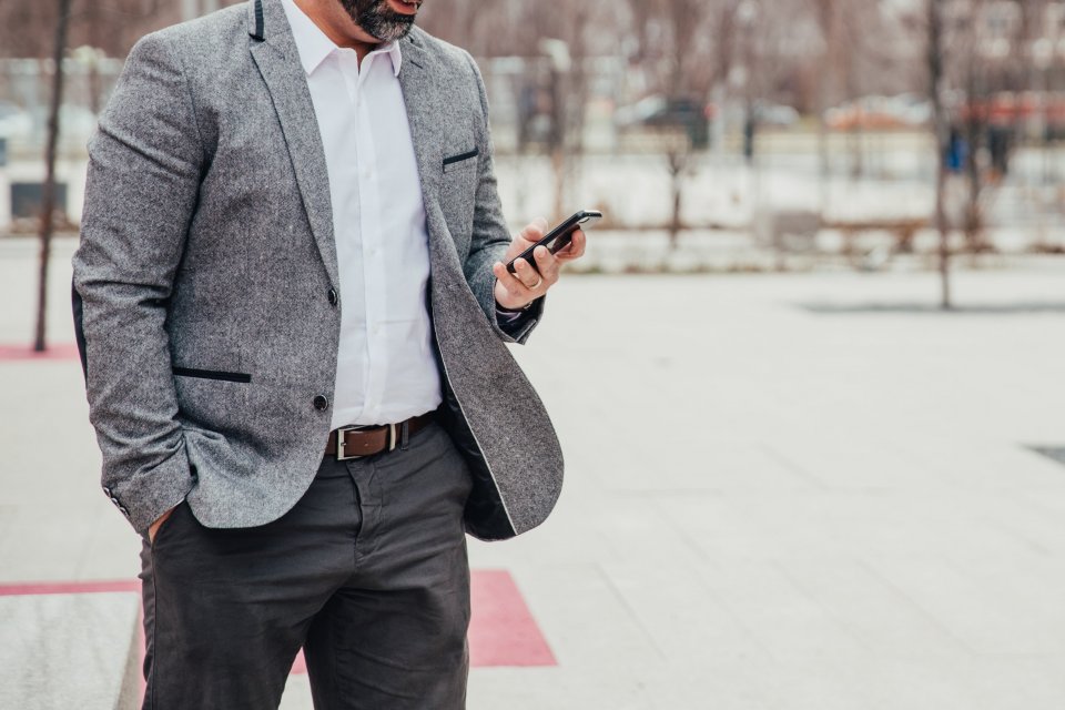 Letselschadeprofessional bekijkt zijn telefoon